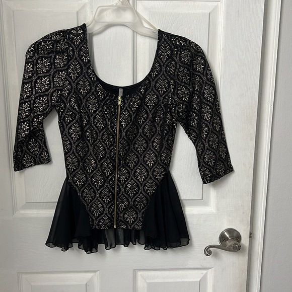 Cute dressy top - Picture 3 of 3